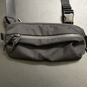 AER Travel Sling Great condition, good pockets, easy to clean